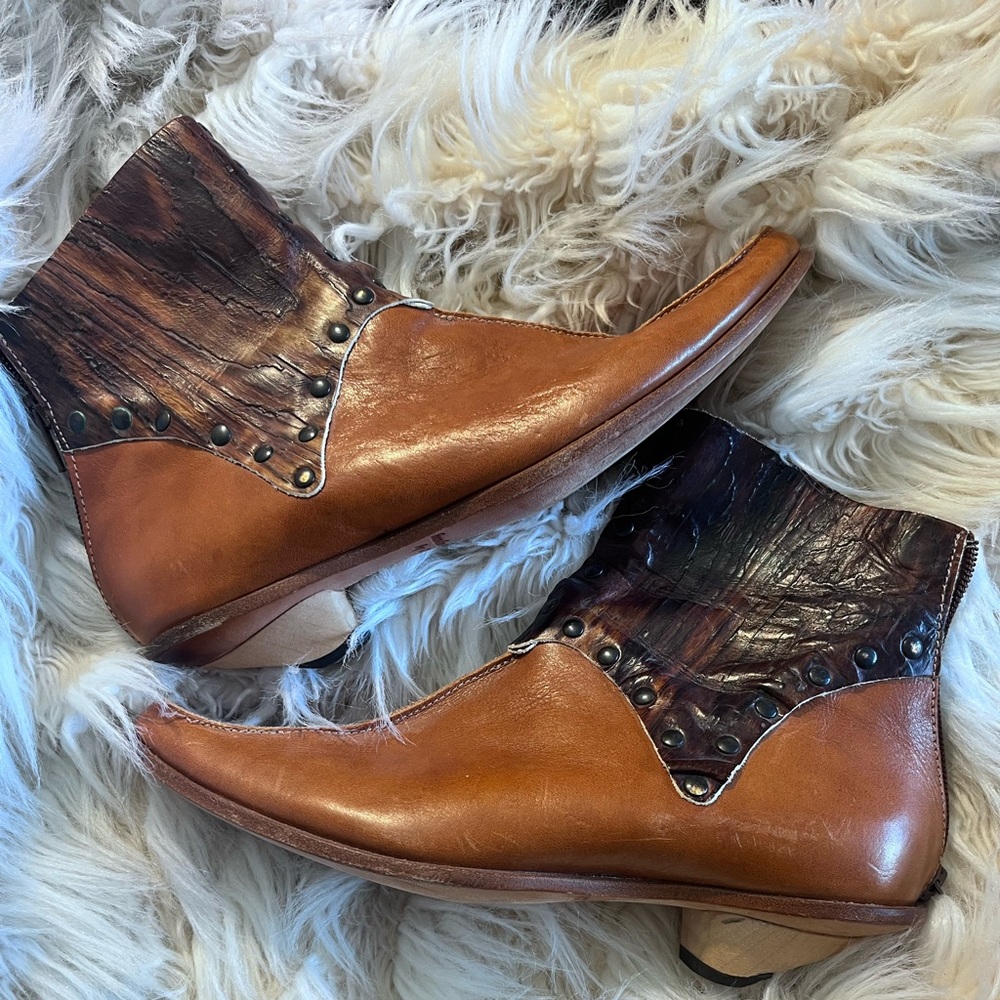 Cydwoq Handmade in USA leather ankle boots size 37